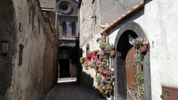 Il borgo si riempie della bellezza di fiori e farfalle