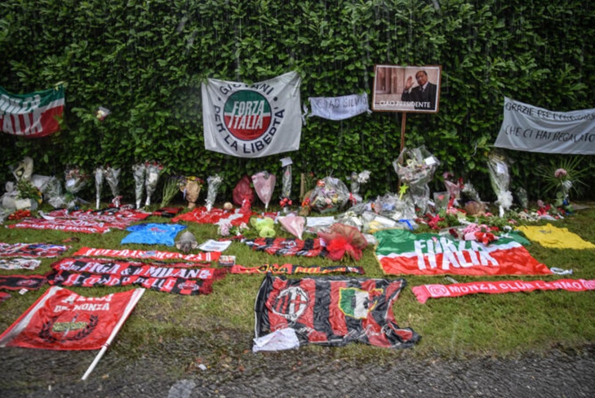 Berlusconi, ad Arcore omaggi anche da tifosi di Juve e Napoli