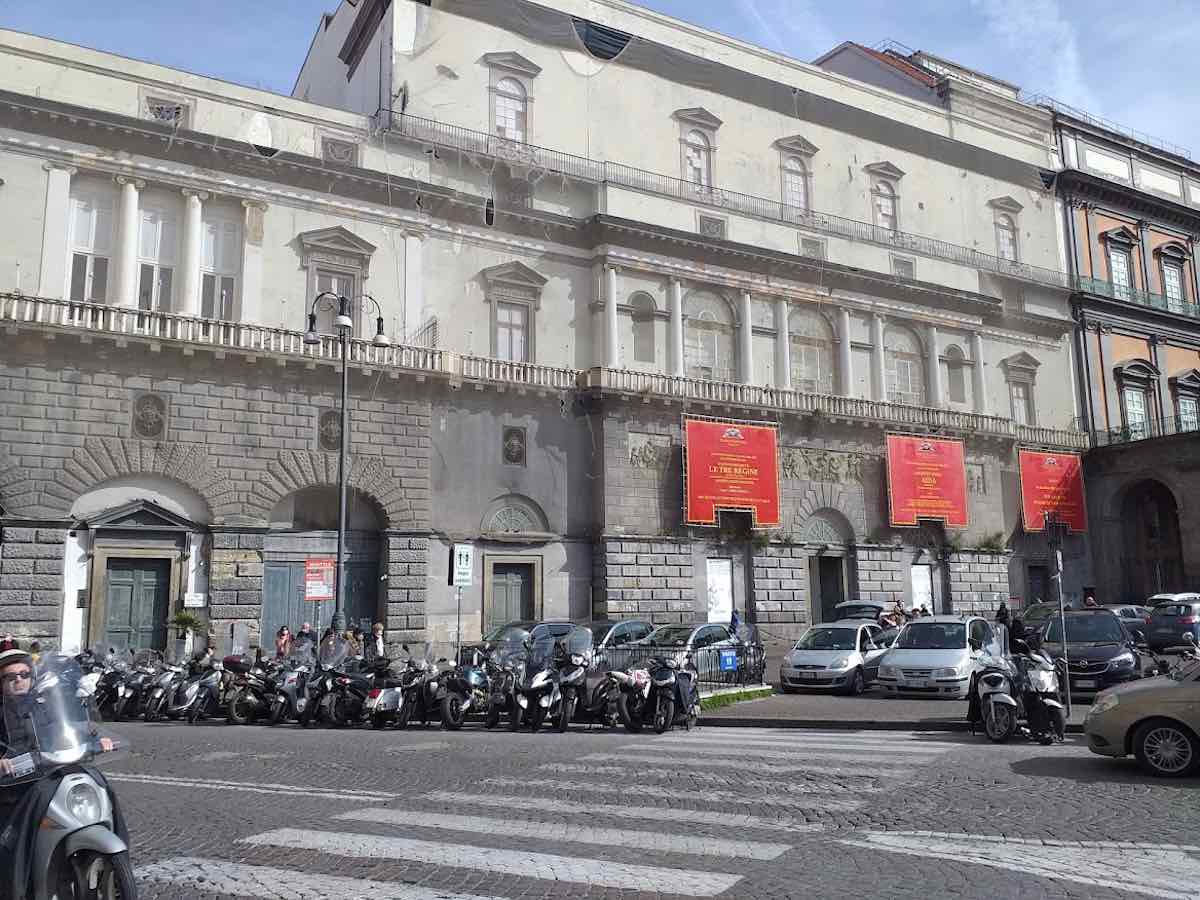 Napoli: via il parcheggio abusivo accanto a Palazzo Reale