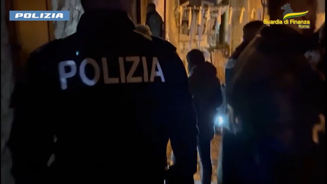 Napoli, narcos di San Giovanni a Teduccio usano incensurati per trasporto: 10 arresti