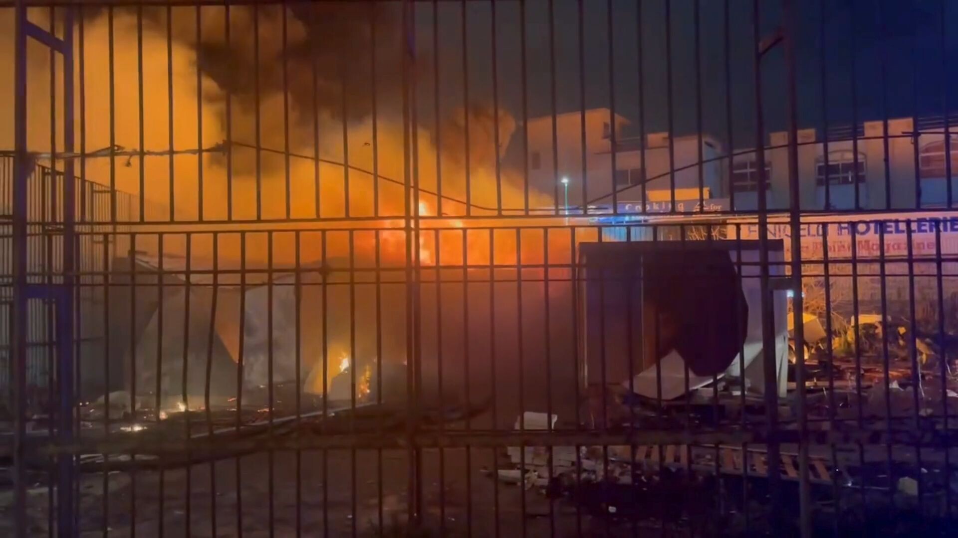 Incendio in cantiere, piazza Duca degli Abbruzzi, Napoli