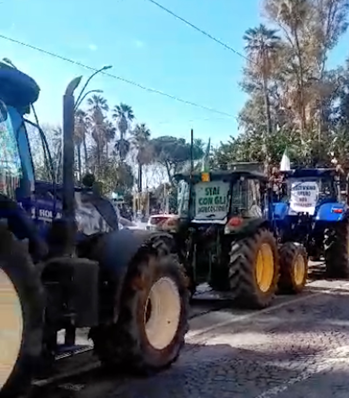 Protesta trattori a Napoli: Applausi cittadini