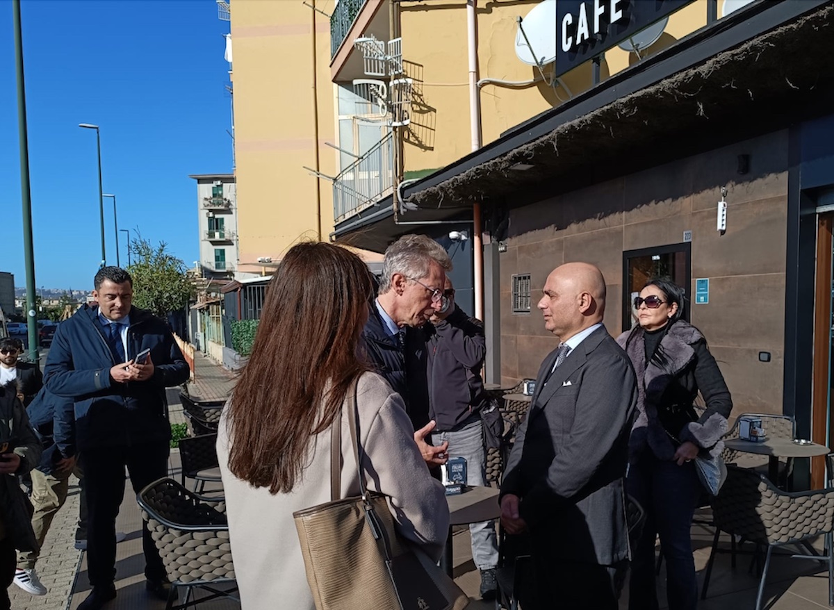 Gianni Forte di Napoli riapre bottega dopo rapine: un gesto di resilienza e coraggio.