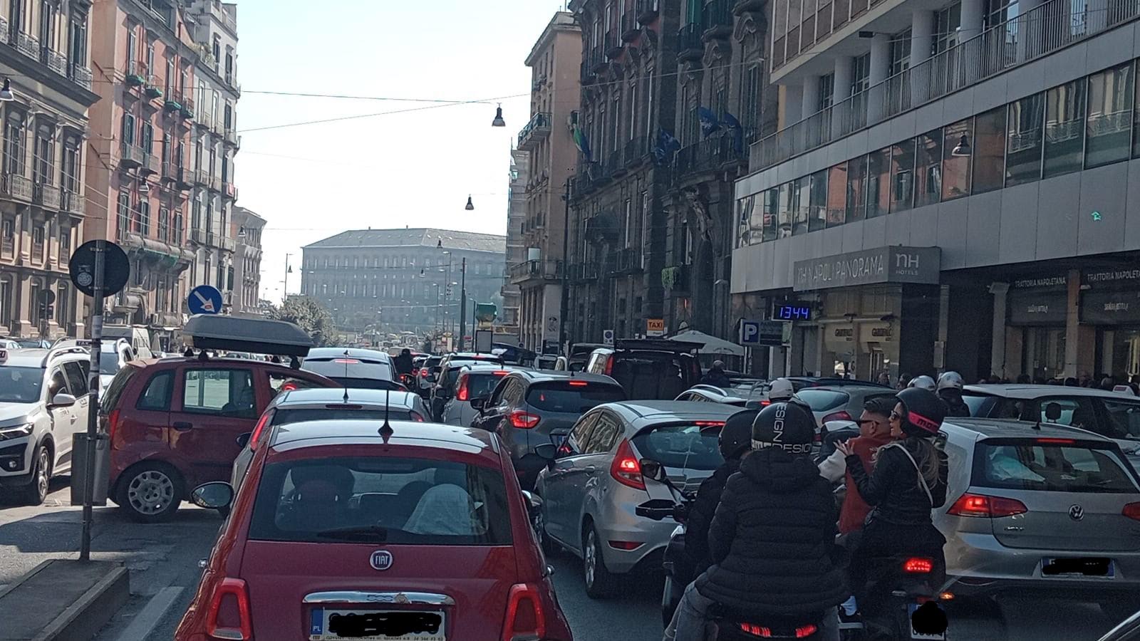 Napoli, domenica di traffico e caos al lungomare con turisti in spiaggia