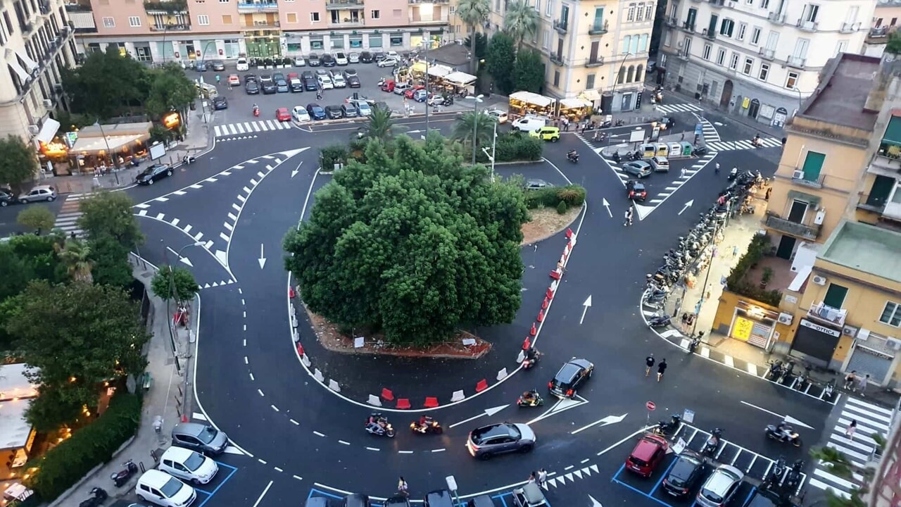 Rotatoria in piazza Artisti: Napoli risolve problemi pedonalizzazione contestata