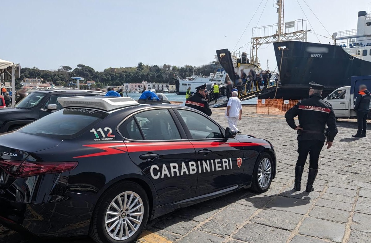 43enne si denuda davanti al bar a Casamicciola: denunciata