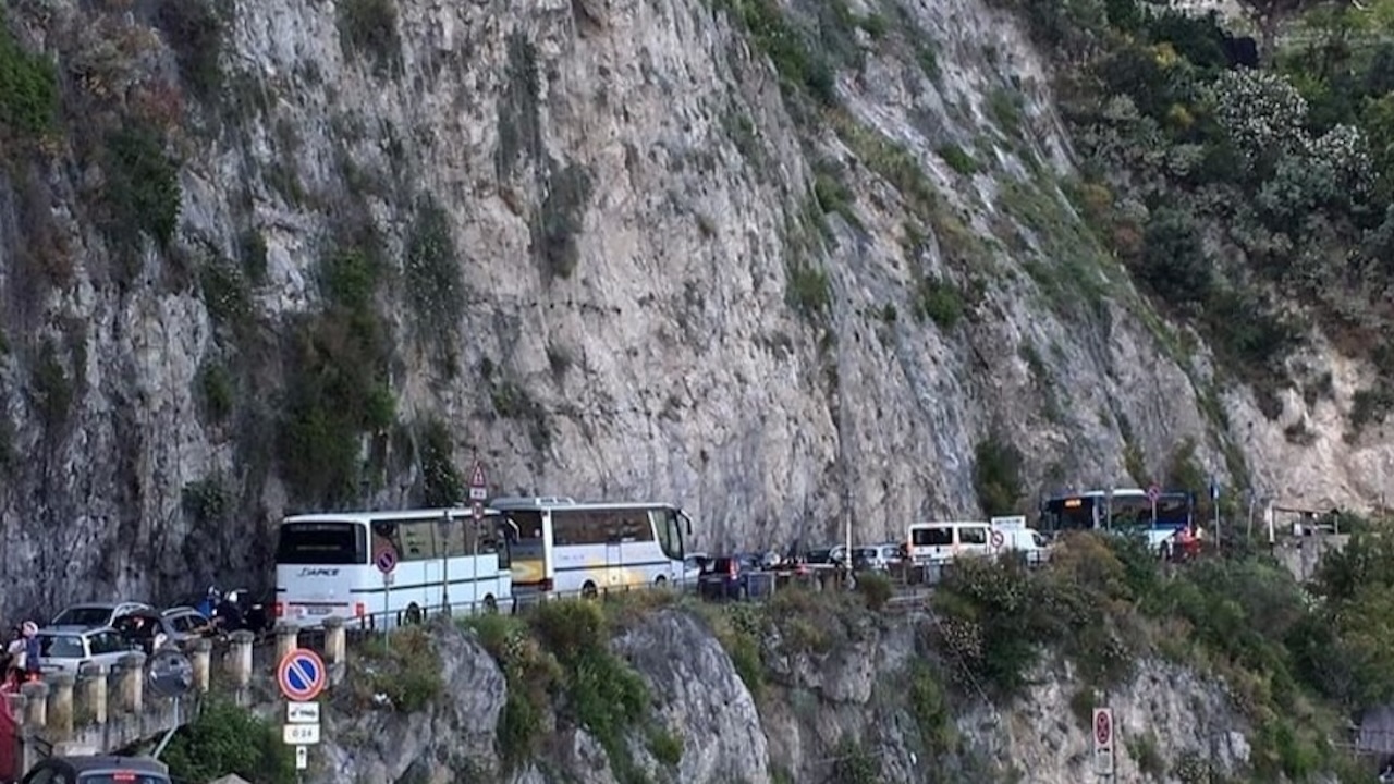 Costiera Amalfitana, bus turistici in agitazione