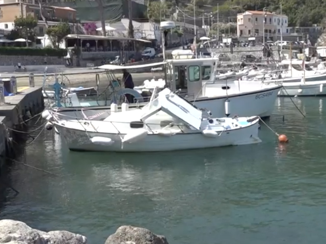 Barca fuggita rintracciata dopo collisione in mare a Massa Lubrense