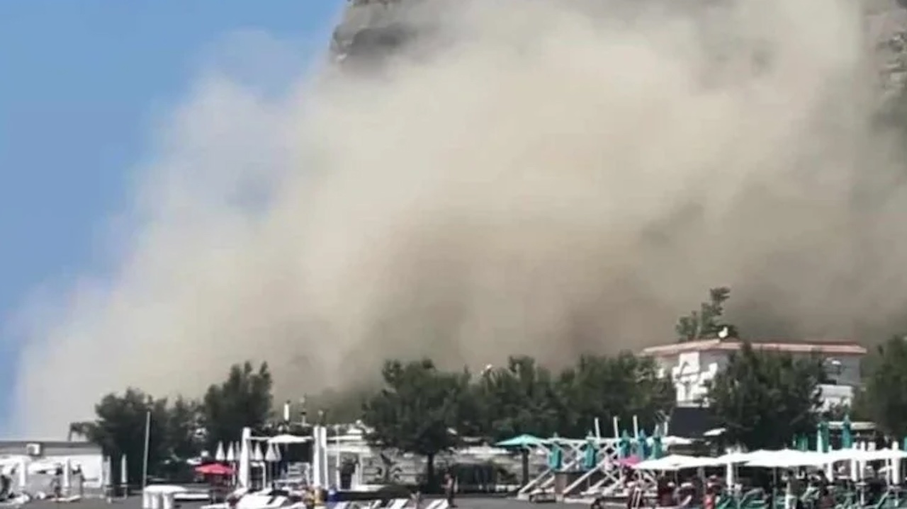 Frana a Monte di Procida: crolli in spiaggia dopo il terremoto