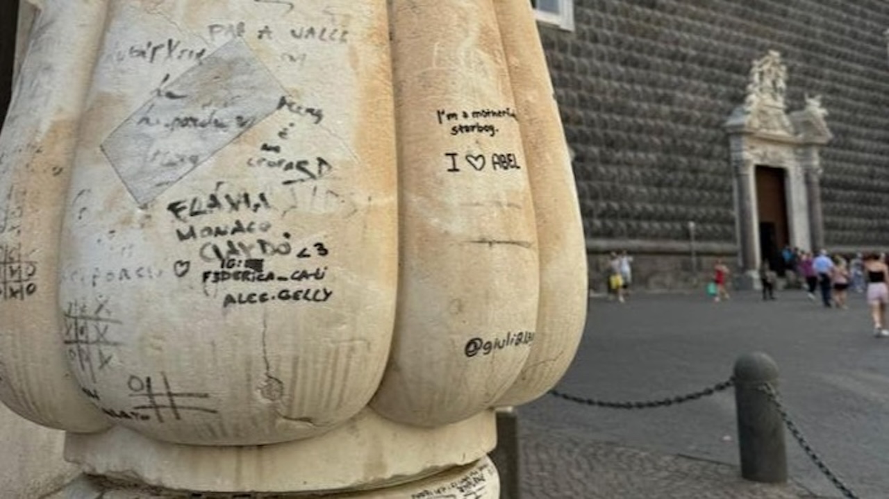 Vandali imbrattano di nuovo la guglia di Piazza del Gesù a Napoli