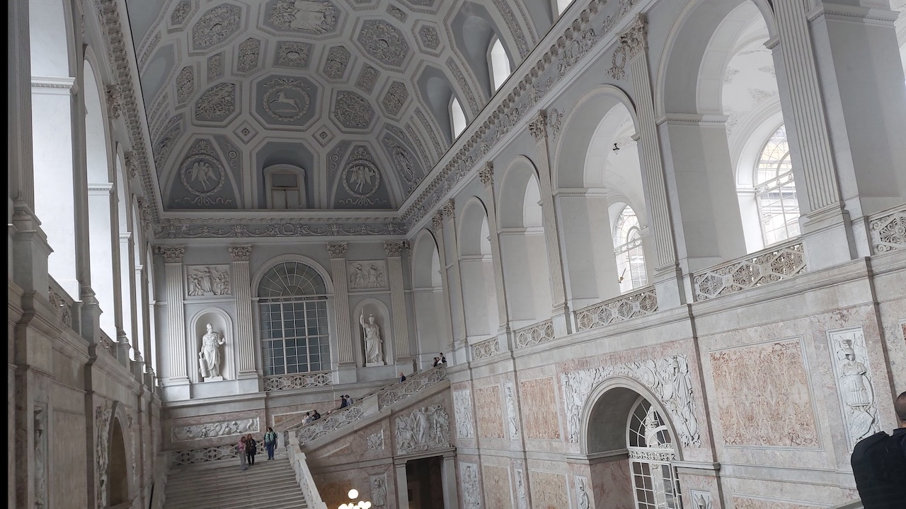 Operaio cade da scala a Palazzo Reale Napoli: fortunatamente non gravi conseguenze