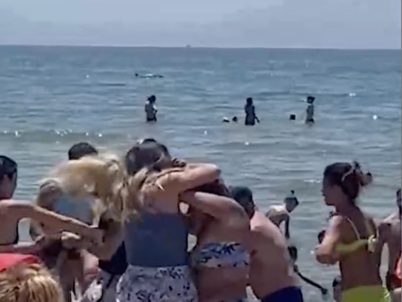 Lite tra donne per un lettino in spiaggia a Varcaturo (VIDEO)