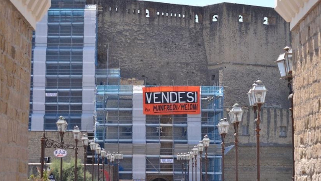 Protesta a Napoli: Vendesi su Castel dell’Ovo per svendita patrimonio